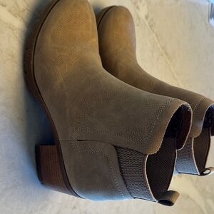 Korks Tan Ankle Booties